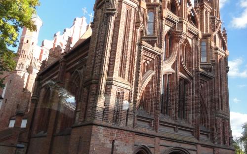 Kościół św. Anny wybudowany na przełomie XV i XVI wieku w stylu późnego gotyku. Efektowna, koronkowa fasada, dekorowana jest 33 rodzajami ceglanych kształtek.