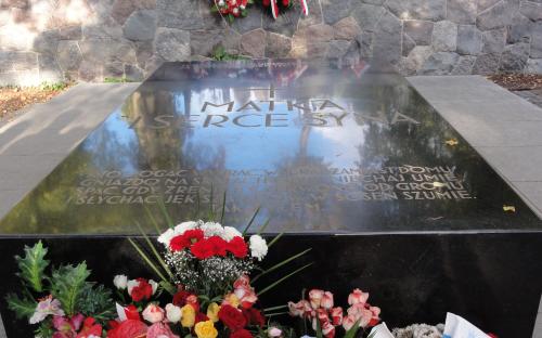 Najważniejszy grób Rossy, w którym spoczywa serce Marszałka Józefa Piłsudskiego u stóp trumny ze szczątkami Jego Matki Marii z Billewiczów Piłsudskiej. 
