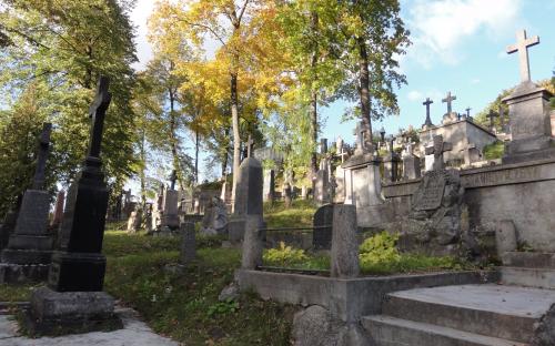 Najcenniejsza z wileńskich nekropolii - cmentarz na Rossie. Wiele polskich nazwisk na pomnikach, w tym osób wybitnych i zasłużonych.