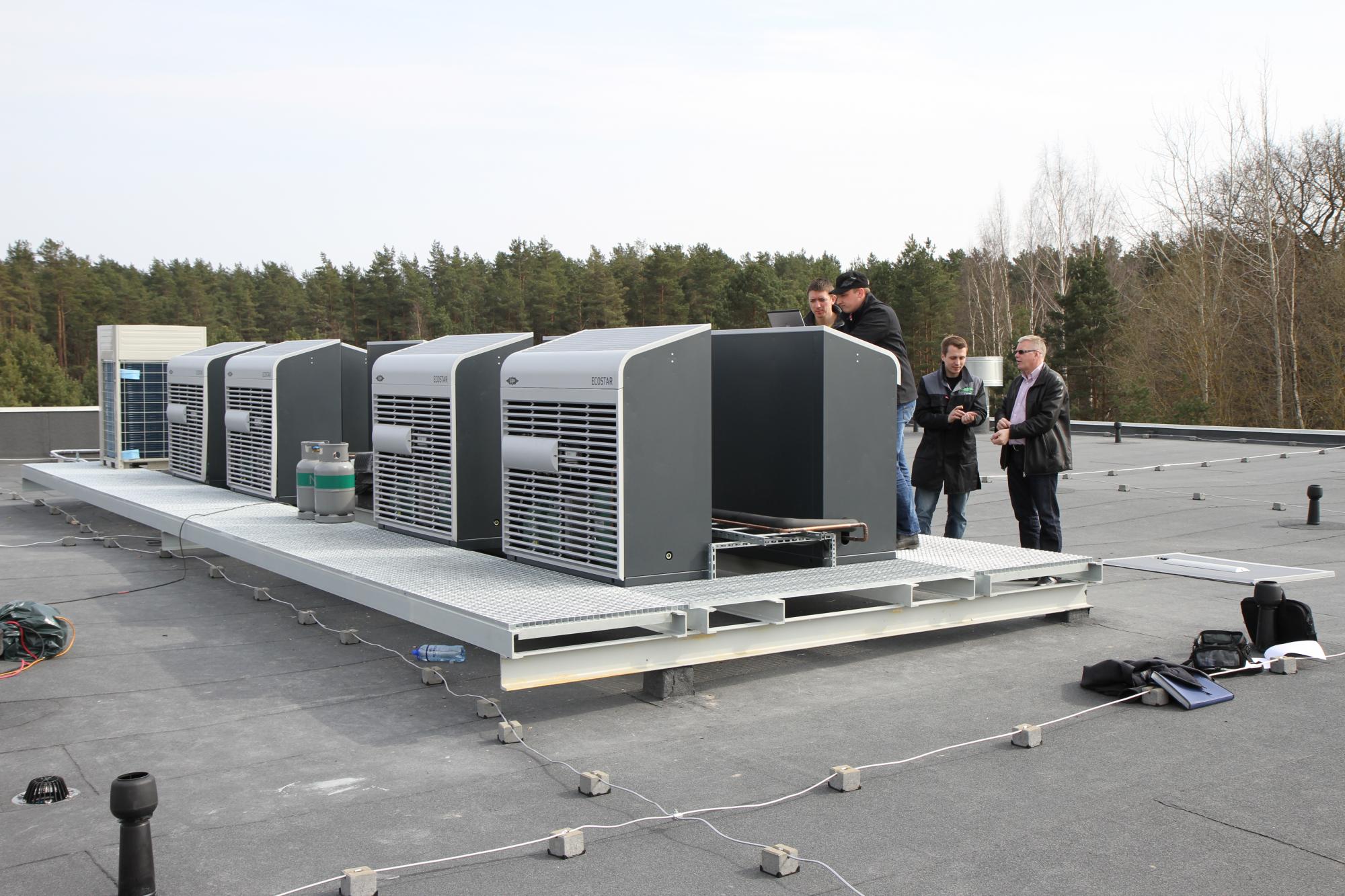 Zdjęcie 1: Dziewięć nowych chłodzonych powietrzem agregatów skraplających ECOSTAR zostało ustawionych tak, aby zapewnić jak największą oszczędność miejsca.