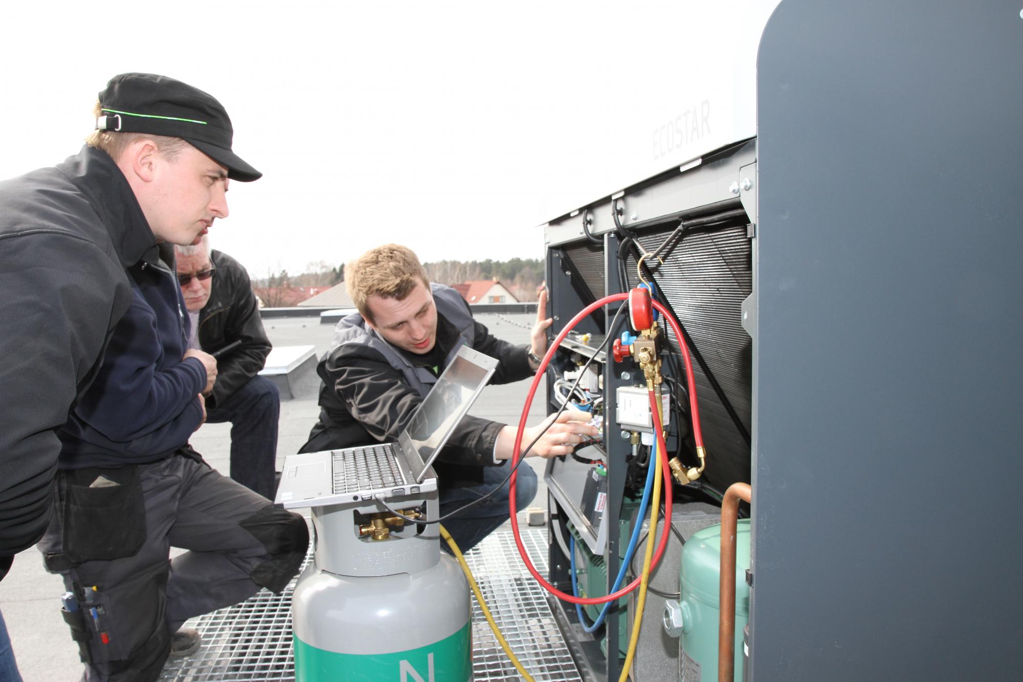 Zdjęcie 3: Technik firmy BITZER, Jan Grübel (po prawej), wyjaśnia szczegóły techniczne na sterowniku urządzenia ECOSTAR.