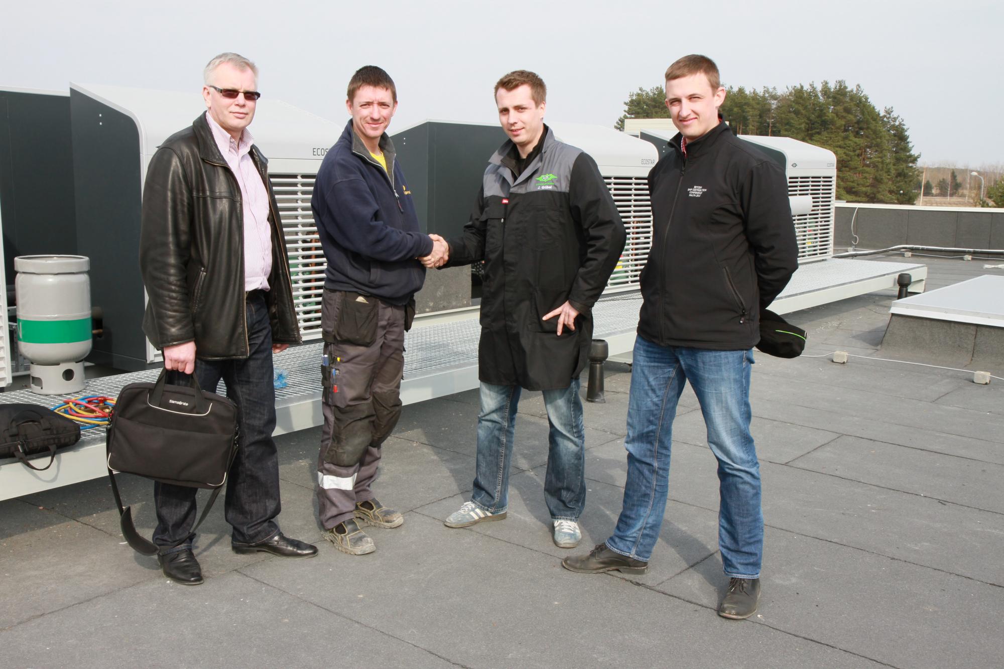 Zdjęcie 5: Uściski dłoni (od lewej): Uldis Osenieks, Edgars Zalitis, Jan Grübel i Martins Podnieks podczas przekazania urządzenia ECOSTAR.