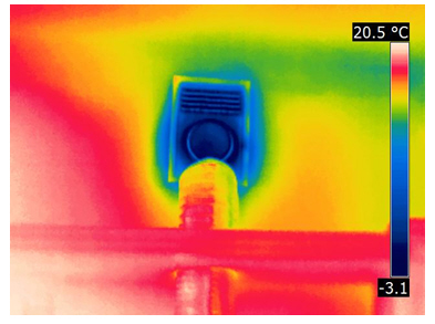  Zdjęcie z badania termowizyjnego przedstawia klatkę wentylacyjną w kuchni – ciąg wsteczny